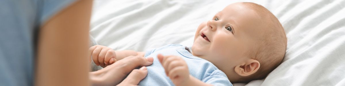 Coliques chez bébé : comment les apaiser naturellement ?